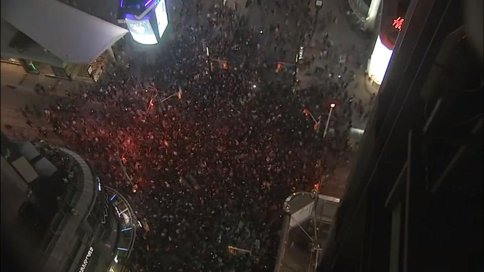 Timelapse Yonge Dundas Square Fills With Celebrating Fans After