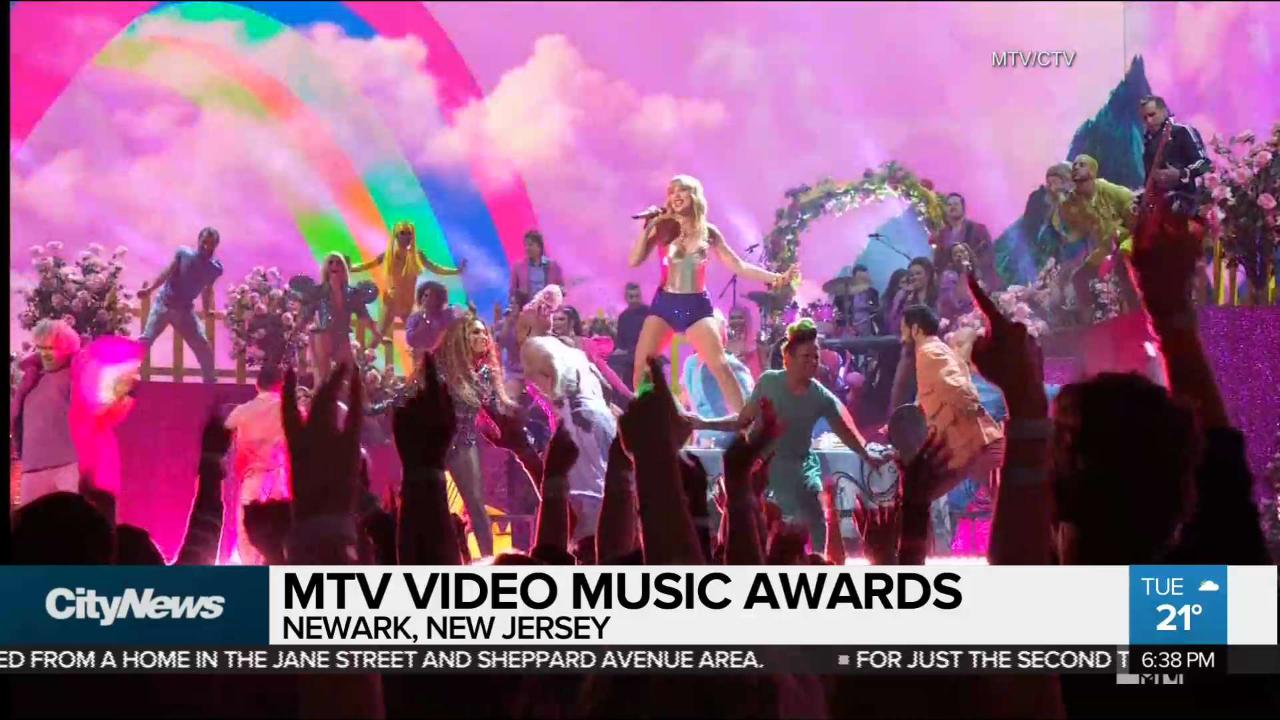Taylor Swift Wins Top Award Missy Elliot Honoured At Vmas - taylor swift mtv vmas innocent song 03 roblox