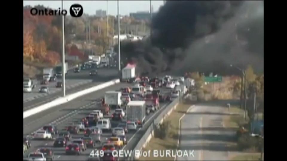 No Serious Injuries In 6 Vehicle Crash On Qew In Oakville Opp