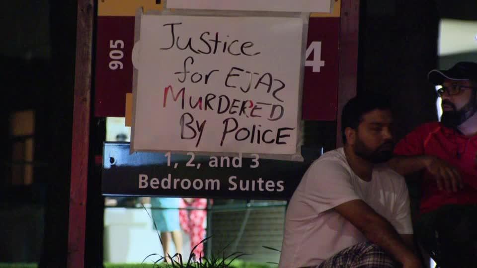 Group Protesting Police Killing Of 62 Year Old Man Remain At Mississauga Intersection